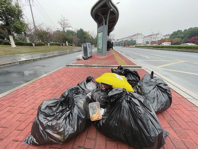 林泉雅舍小區(qū)的居民生活垃圾被扔至公交站臺(tái)?！　　跤浾摺□U旺　攝
