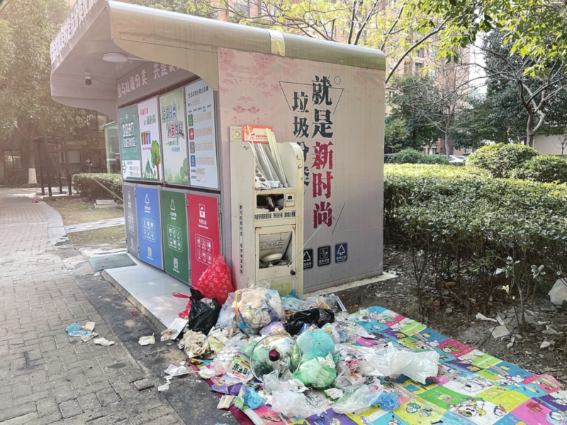 華辰嘉園小區(qū)垃圾分類投放不規(guī)范。